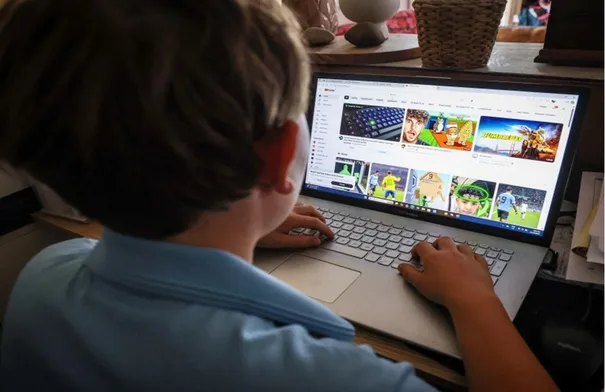 سناب تشات يبدأ التحقق من الأعمار قبل تطبيق قانون حظر استخدام الأطفال لوسائل التواصل