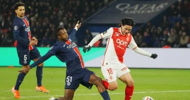 باريس سان جيرمان يواجه موناكو بطموح الحفاظ على صدارة الدوري الفرنسي