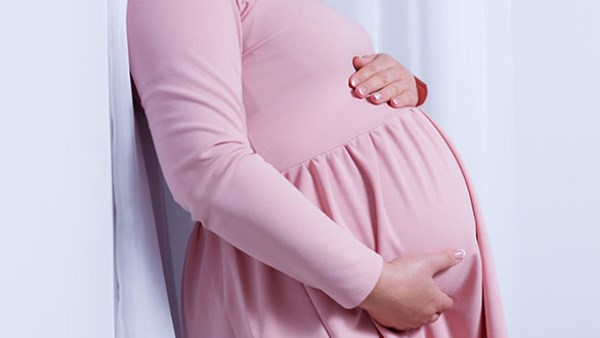 أسباب احتباس السوائل أثناء الحمل .. وطريقة علاجه