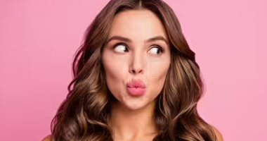 حيل وطرق سهلة لنفخ الشفايف من غير فيلر.. ترطبها وتعزز نضارتها