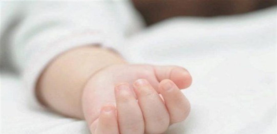 العثور على رضيعة حديثة الولادة ملقاة بجانب الطريق في مصر