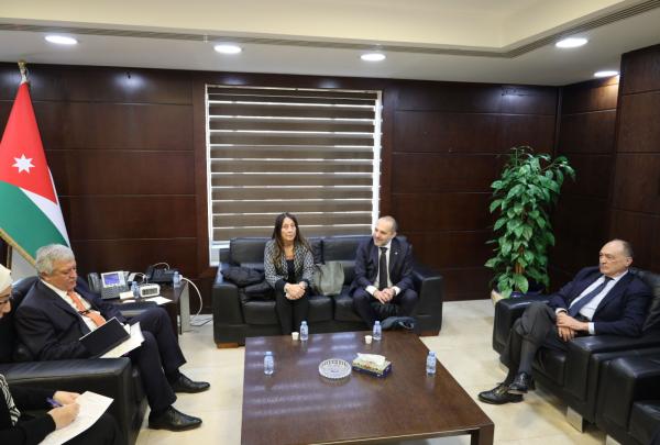 وزير النقل والسفير الإيطالي يركزان على تعزيز الشراكة والخبرات الفنية في مشاريع البنية التحتية