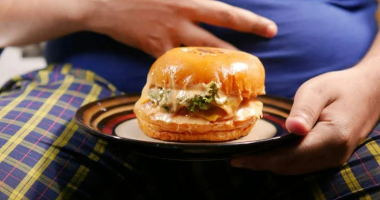 كيف يتفاعل جسمك مع الوجبات السريعة.. 3 تأثيرات سلبية لازم تعرفها