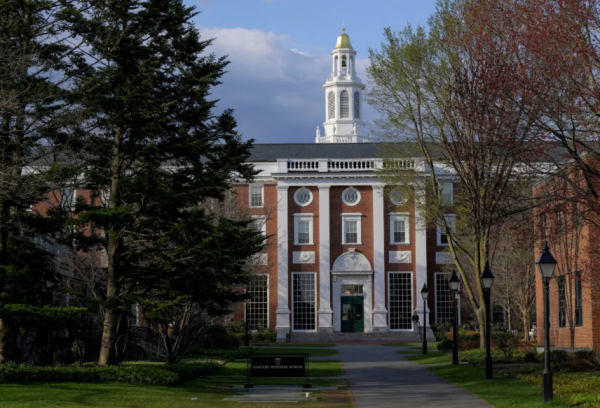 أمريكا .. القبض على أستاذ جامعي بعد استخدام بندقية قرب كنيس يهودي