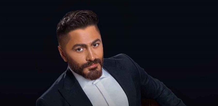 بدا مُتعبا ولا يستطيع المشي.. أول إطلالة لتامر حسني بعد استئصال جزء من كليته يُثير قلق الجمهور