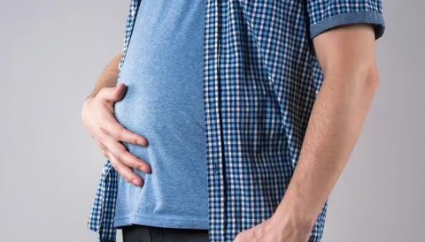 خبيرة بريطانية: هذه أسباب انتفاخ البطن خلال الاحتفالات والولائم.. ومشروب قبل الوجبة يمنع الغازات