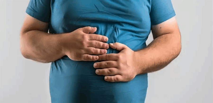 7 مشروبات تقلّل انتفاخ البطن بعد الأكل