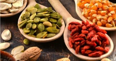 4 أنواع من المكسرات والبذور مفيدة لبشرتك وشعرك