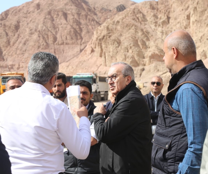 وزير الأشغال يتفقد مواقع متضررة من السيول في العقبة