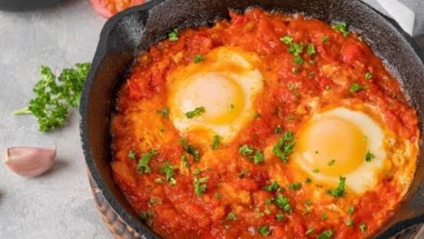 وصفة سهلة ولذيذة .. طريقة عمل بيض بالطماطم في الفرن