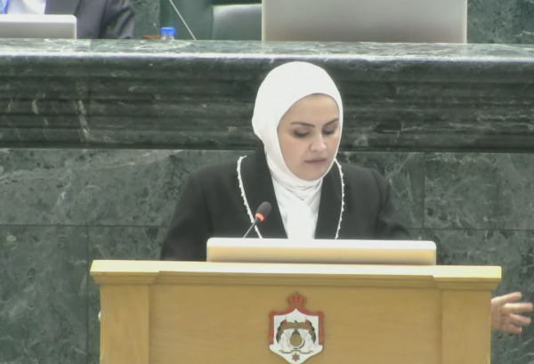 النائب آيات بني عيسى تساءل عن مسؤولية طريق البترول في إربد وتطالب بإعادة تأهيله عاجلاً