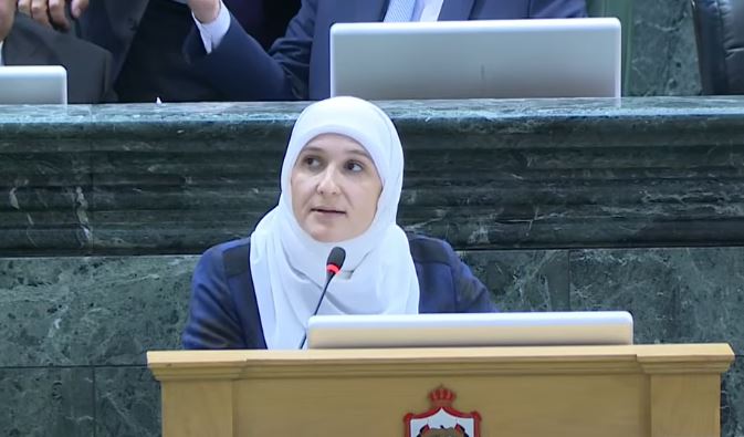 النائب لبنى نمور تنتقد الموازنات وتطالب بإصلاحات اقتصادية شاملة في العقبة