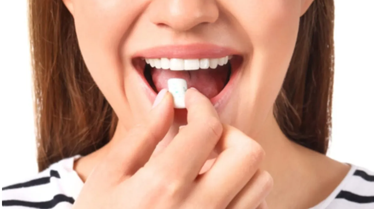 ابتلاع العلكة! .. ماذا يحدث لجسمك؟