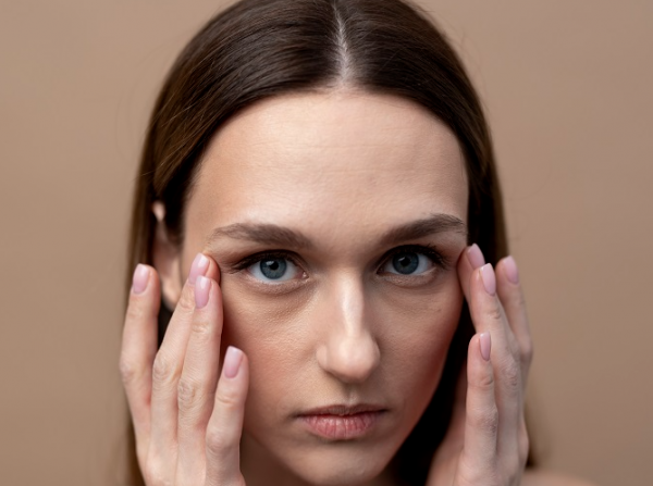 هل الحليب البارد يزيل الهالات السوداء؟ فوائده وطريقة استخدامه لتفتيح محيط العين