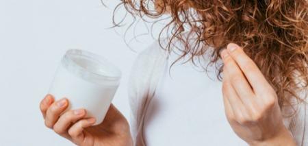 الحمام الزيتي والماسك الكريمي: دليلك الشامل لتغذية الشعر واستعادة الحيوية