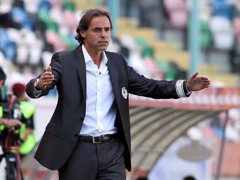 نادي الحسين إربد يعلن إنهاء عقد مدربه البرتغالي كيم ماتشادو