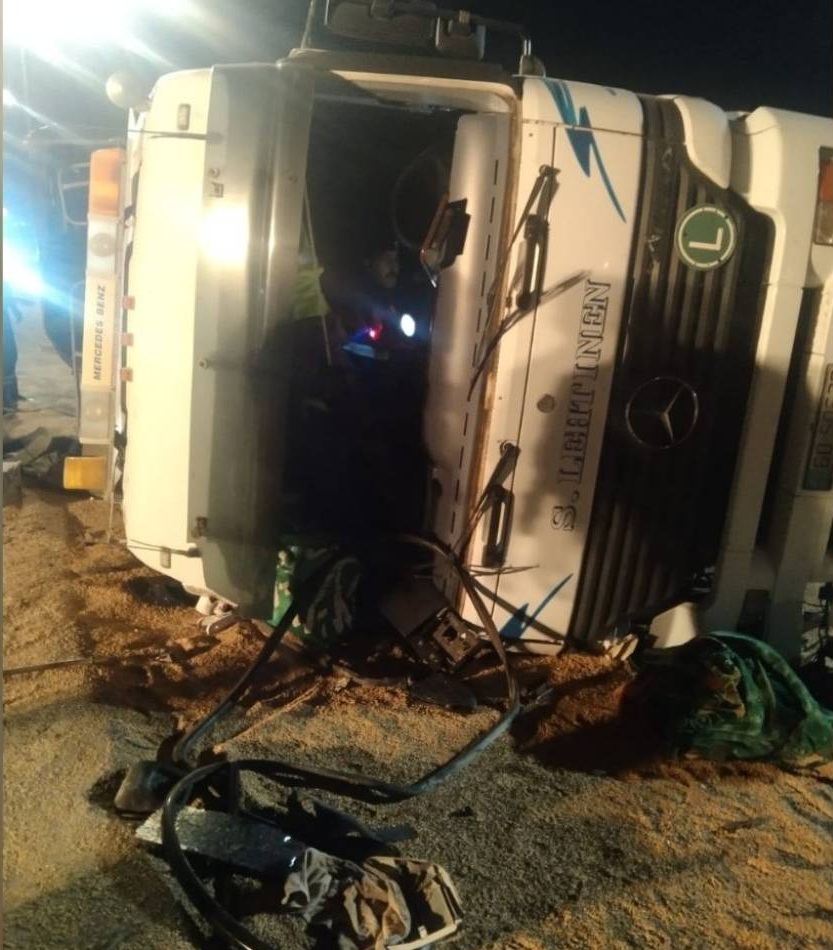 إصابة شخصين بتدهور شاحنة على أوتوستراد المفرق – الزرقاء