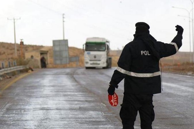 الدوريات الخارجية تضبط مركبة تحمل 22 راكبًا إضافيًا في وادي عربة