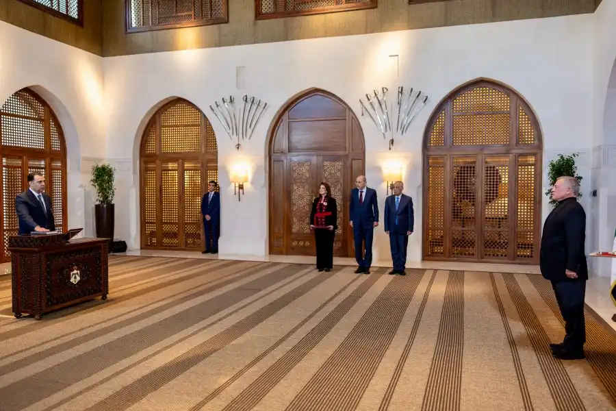 بالصور...السفيران سمارة والمومني يؤديان اليمين القانونية أمام الملك