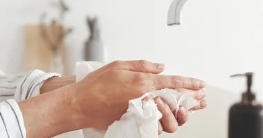 نصائح لعلاج مشكلة جفاف اليدين الناتج عن غسل الصحون طوال الشتاء