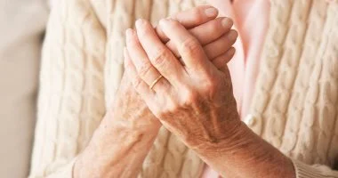 لكبار السن.. كيف تسيطر على آلام التهاب المفاصل فى الشتاء