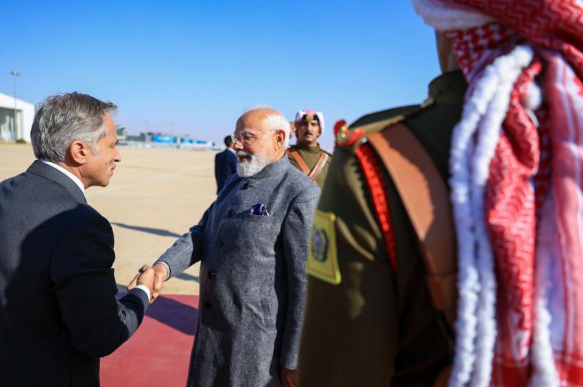 بالصور...رئيس الوزراء يستقبل نظيره الهندي ناريندرا مودي في مطار الملكة علياء الدولي