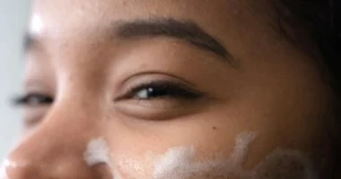5 خطوات مهمة لغسل الوجه بطريقة صحيحة.. أساس روتين العناية بالبشرة