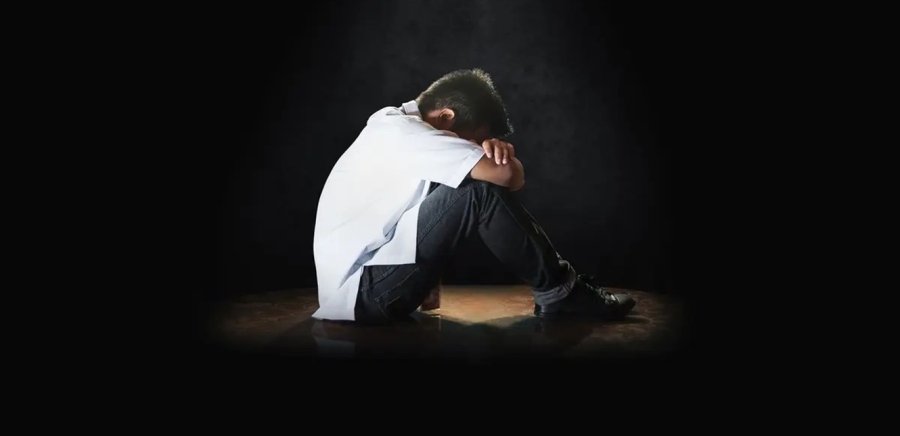 حادثة مأساوية .. أب يحتجز طفله المصاب بالتوحد في غرفة مهجورة لمدة عشر سنوات!