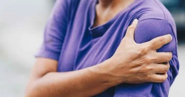متى يشير ألم الكتف الأيمن لحصوات المرارة والكلى.. لا تتجاهل هذه العلامات