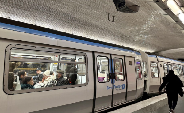 فرنسا .. إصابة 3 نساء بعمليات طعن في مترو باريس