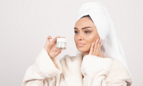 ما هي قاعدة السبع للعناية بالبشرة؟ السر البسيط لروتين جمال صحي