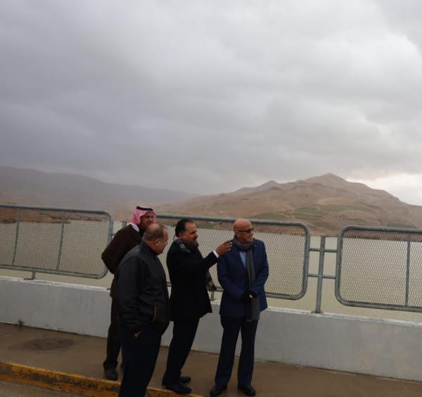 وزير المياه يتفقد سد الموجب بعد امتلائه بالكامل ويؤكد أهمية السلامة