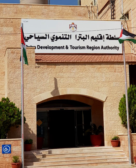 سلطة إقليم البترا وشركة توزيع الكهرباء تناقشان تحسين التغذية الكهربائية