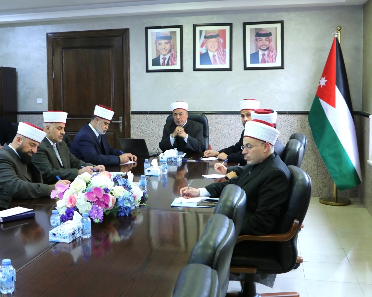 قاضي القضاة يترأس اجتماعا لرؤساء المحاكم الشرعية