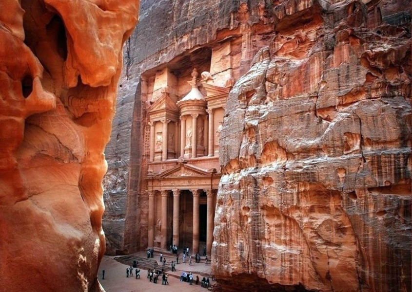 البريزات يبحث مع التلفزيون الياباني تعزيز حضور البترا كوجهة سياحية عالمية