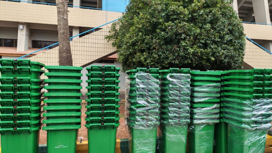 وزارة البيئة توزع 400 حاوية بلاستيكية على عدد من المحافظات