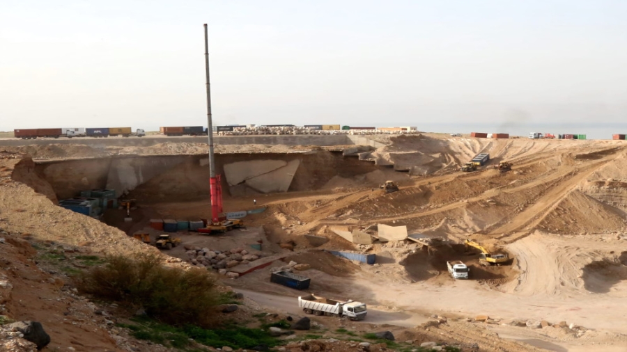 وزير الأشغال يتابع مشاريع الحماية المائية وتطوير الطرق في البحر الميت والكرك