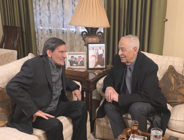 رئيس الديوان الملكي يطمئن على صحة سعد هايل السرور