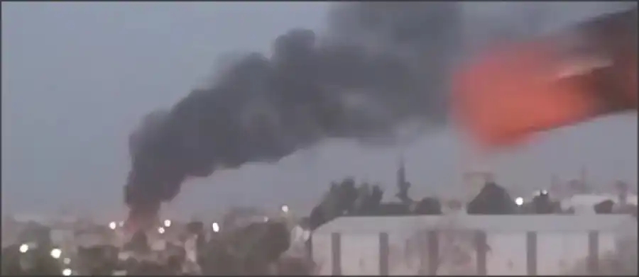 الدفاع المدني يخمد حريقاً شب في محلين يحتويان على قطع سيارات بمنطقة أبو علندا في عمان