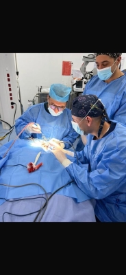 عملية دقيقة تنقذ مريضًا من مضاعفات نادرة خلف الأذن