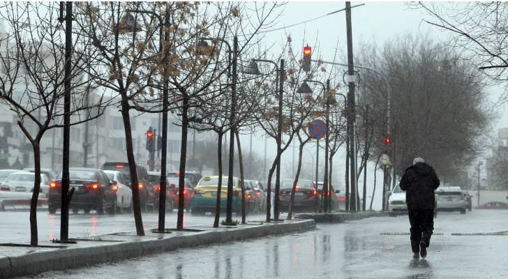 منخفض جوي من الدرجة الثانية يضرب المملكة الثلاثاء ويعيد الأجواء الشتوية الماطرة