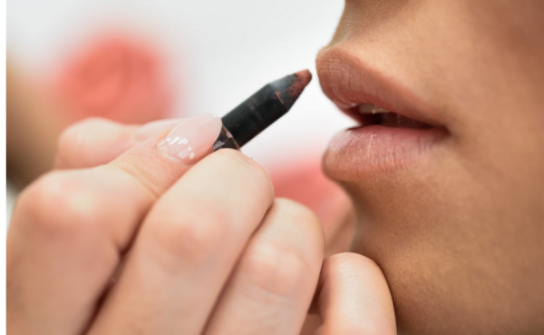 تحديد الشفاه .. متى يُجمّل شفتيكِ ومتى يفسد مكياجكِ بالكامل؟