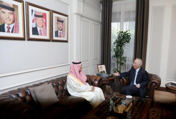 رئيس الديوان الملكي يستقبل السفير السعودي لدى المملكة