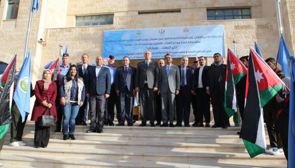 “خلي كيسك بسيارتك”.. مبادرة بيئية شبابية في الزرقاء لتعزيز الوعي المجتمعي