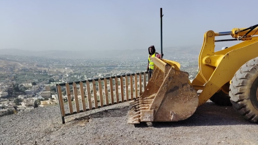 الأشغال العامة تنفذ حملة لإزالة الأكشاك المخالفة على شارع الـ100