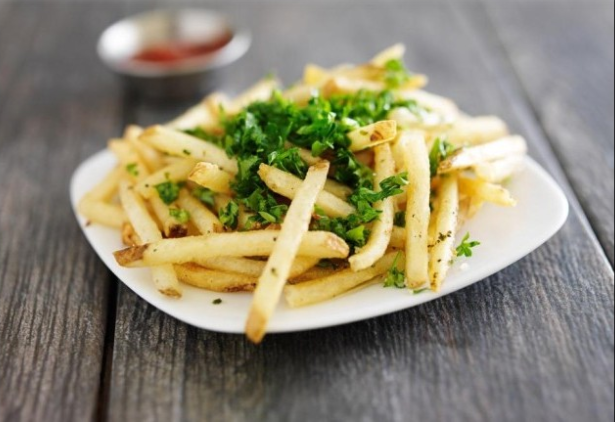 البطاطس المقلية بالثوم والبقدونس