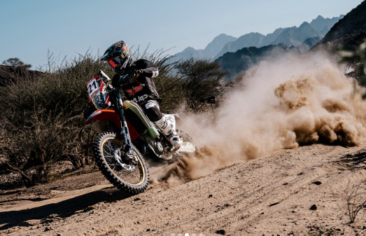 منافسة حامية في باها الأردن 2026: مكينيز والبلوشي في صراع على القمة وسط مشاركة قوية من دراجين عالميين