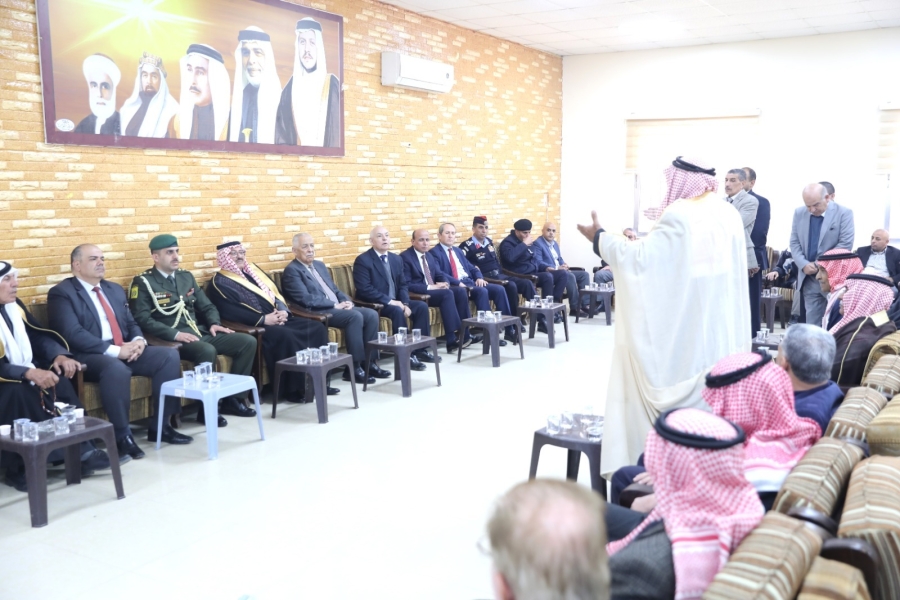 العيسوي ينقل تعازي الملك وولي العهد إلى عشائر العمرو وآل دنديس