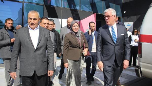 السفير الكندي يزور مركز الجراحات التخصصية في مستشفيات البشير ويشيد بدعم الصندوق الصحي للاجئين