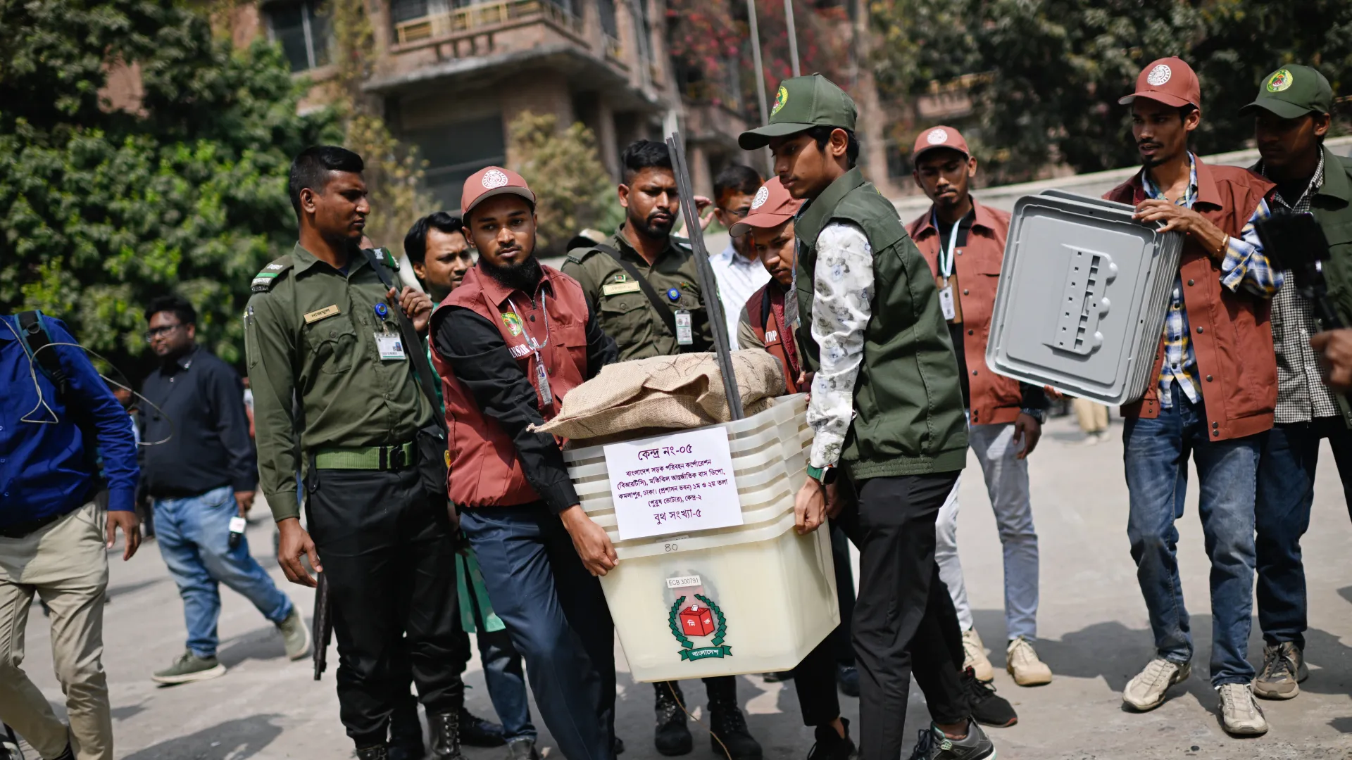 بنغلاديش تشهد أول انتخابات بعد انتفاضة 2024 وسط حراسة مشددة